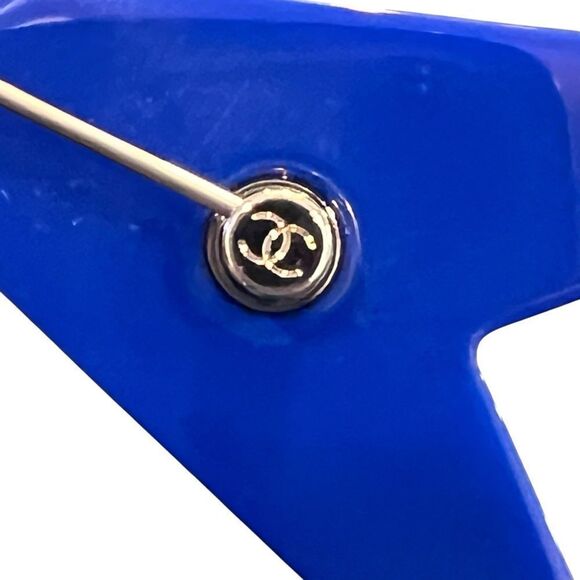 Chanel
Strass, Resin, Faux Pearl Guitar Brooch - Picture 7 of 8